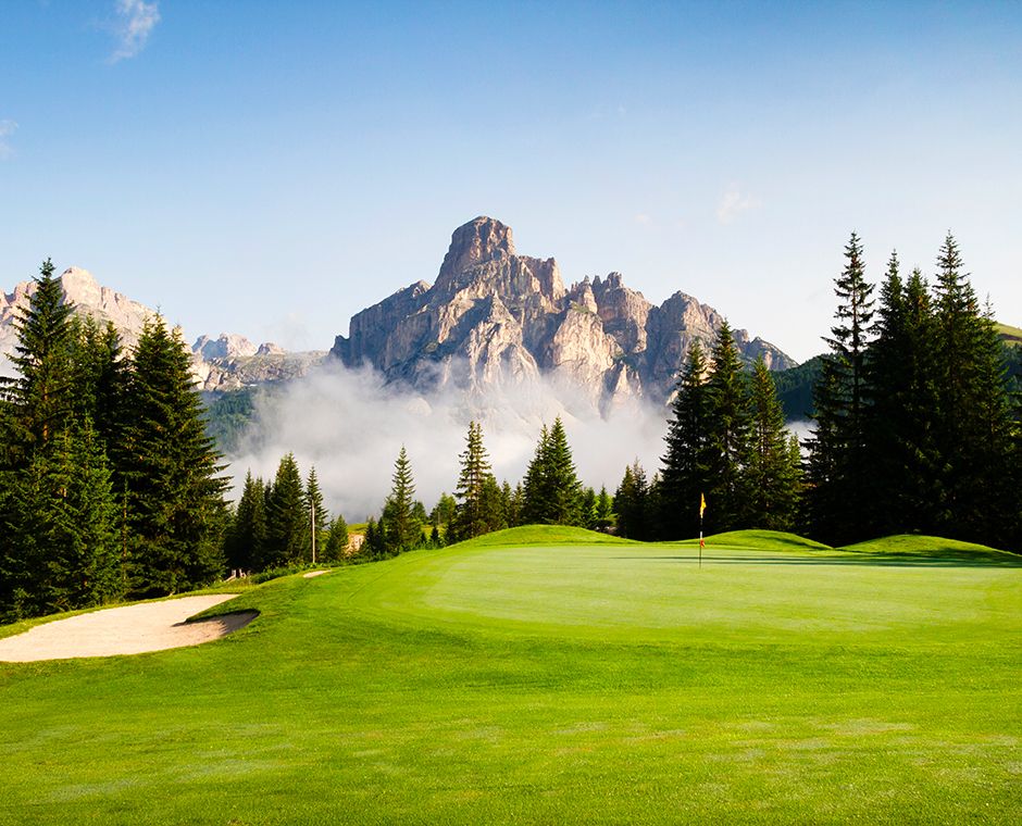 Bellissimo campo da golf in montagna con vista spettacolare