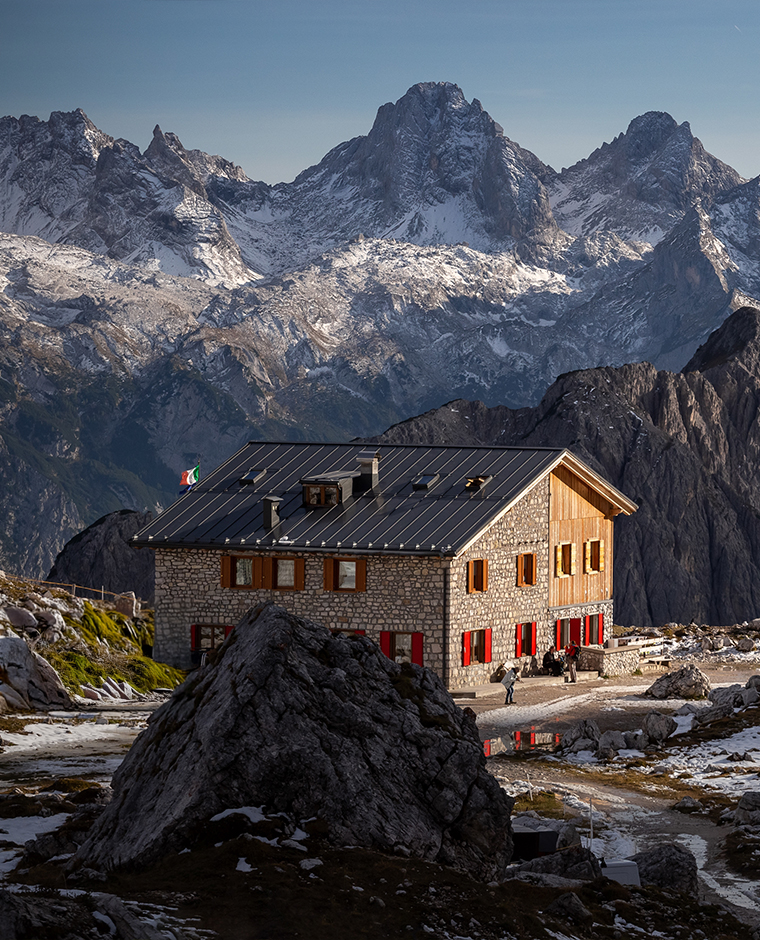 Vista sul rifugio Locatelli nelle Dolomiti