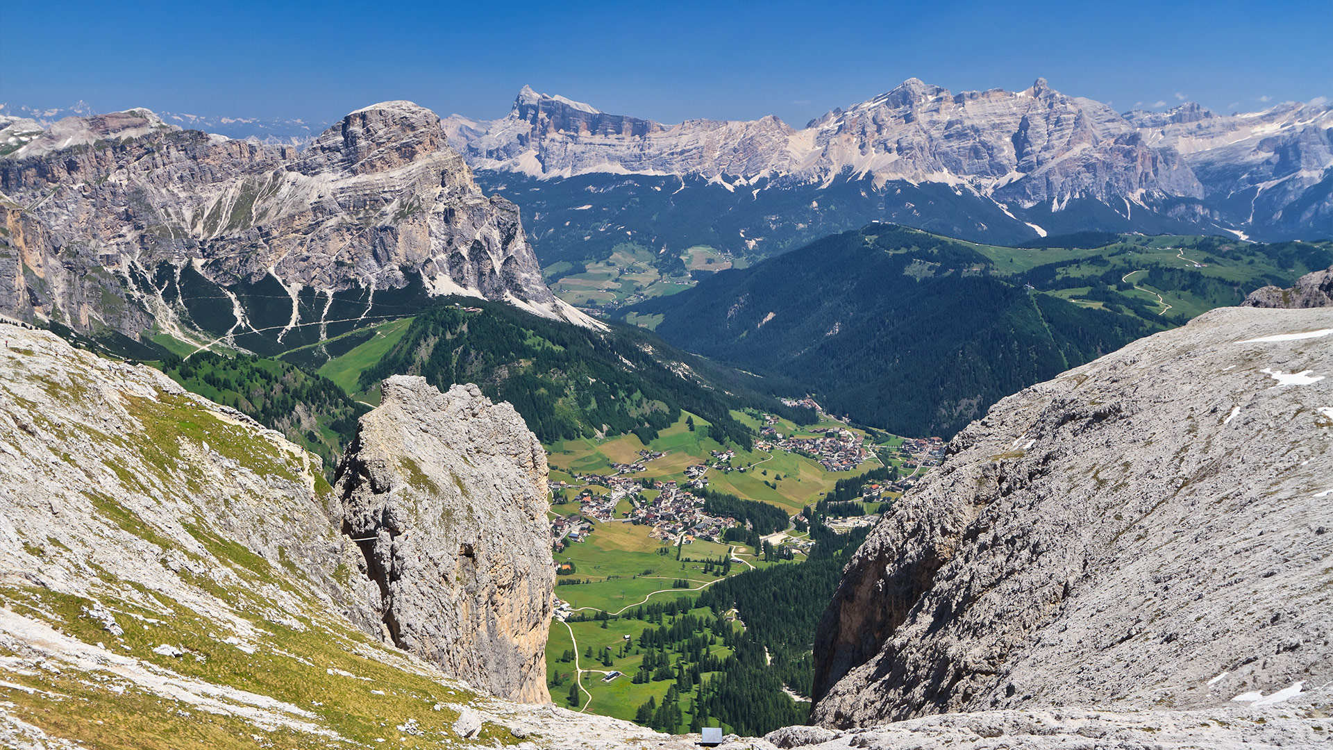 veduta aerea della Val Badia con il paese di Colfosco dal Monte Sella, Alto Adige, Italia