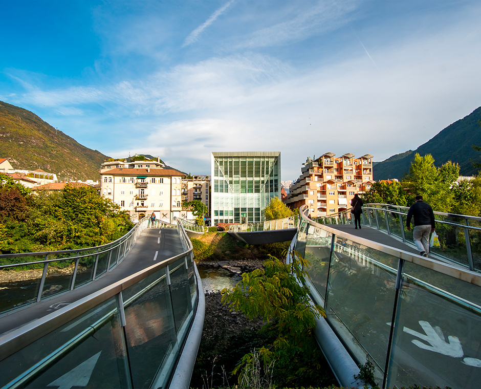 Ciclabile a Bolzano con vista al museo