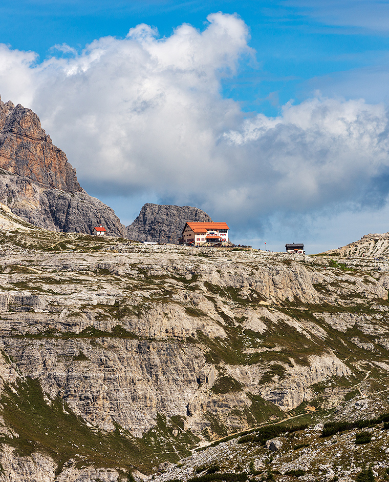 Rifugio alpino nelle Dolomiti di Sesto o Sexteen chiamato Rifugio Antonio Locatelli di fronte alle Tre Cime di Lavaredo.