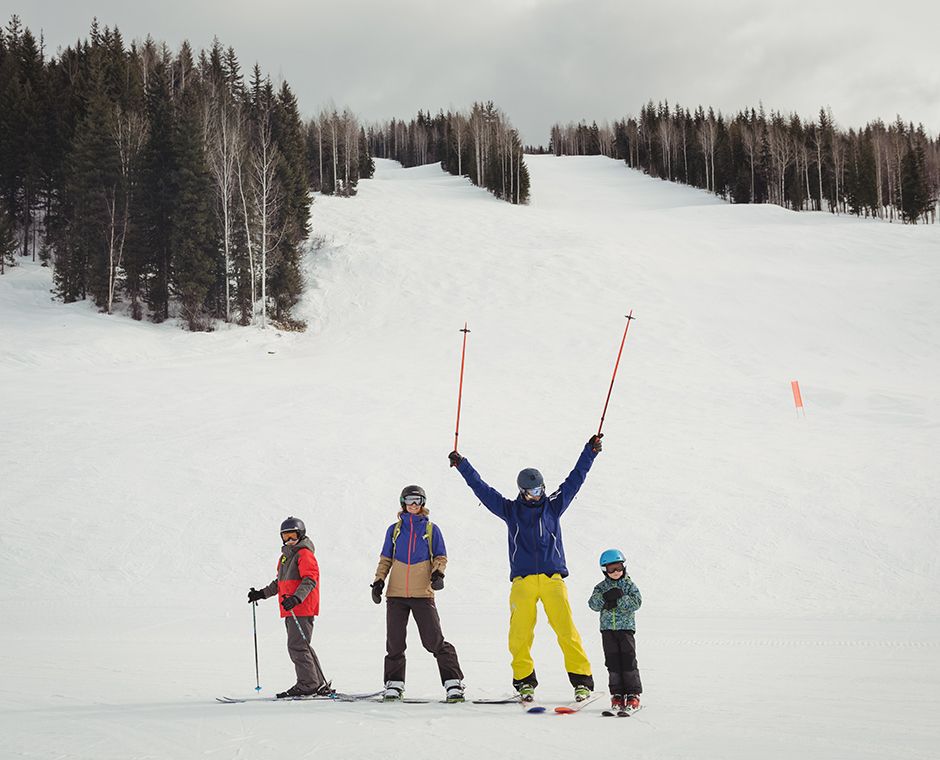 Familie hat Spaß beim Skifahren im Winter