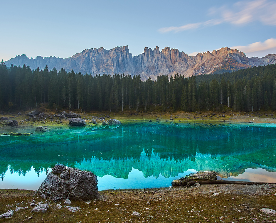 Lago di Carezza, Karersee e Monte Latemar, provincia di Bolzano, Alto Adige, Italia.