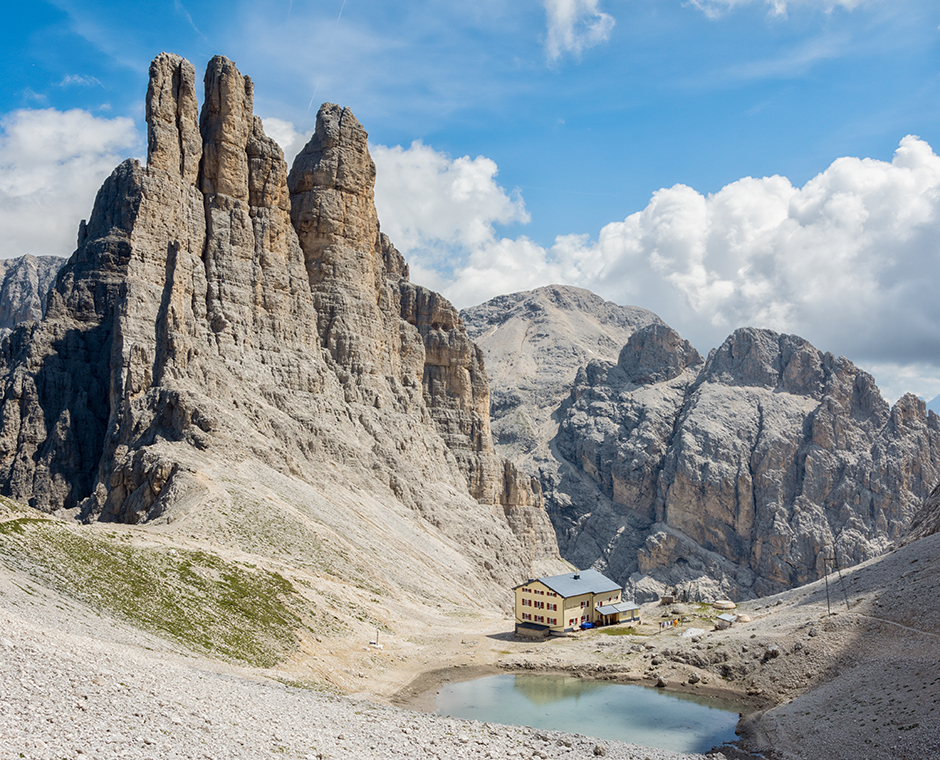 Il Rifugio Re Alberto e le Torri Vajolet, Dolomiti, Italia in una bella giornata estiva con nuvole sparse
