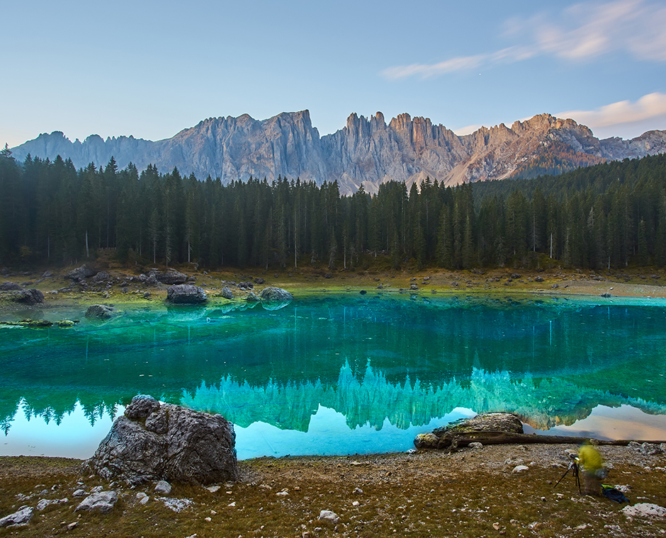 Lago di Carezza, Karersee e Monte Latemar, provincia di Bolzano, Alto Adige, Italia.