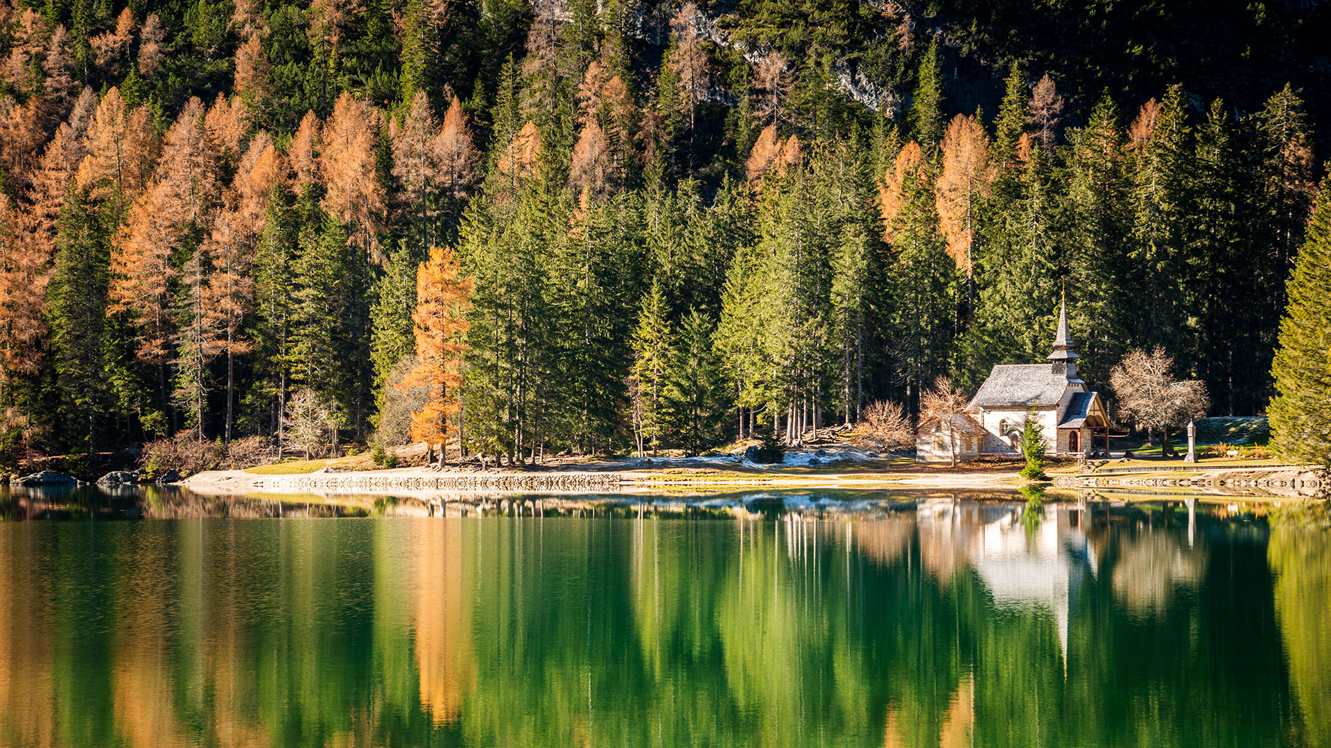 chiesa lago di braies autunno