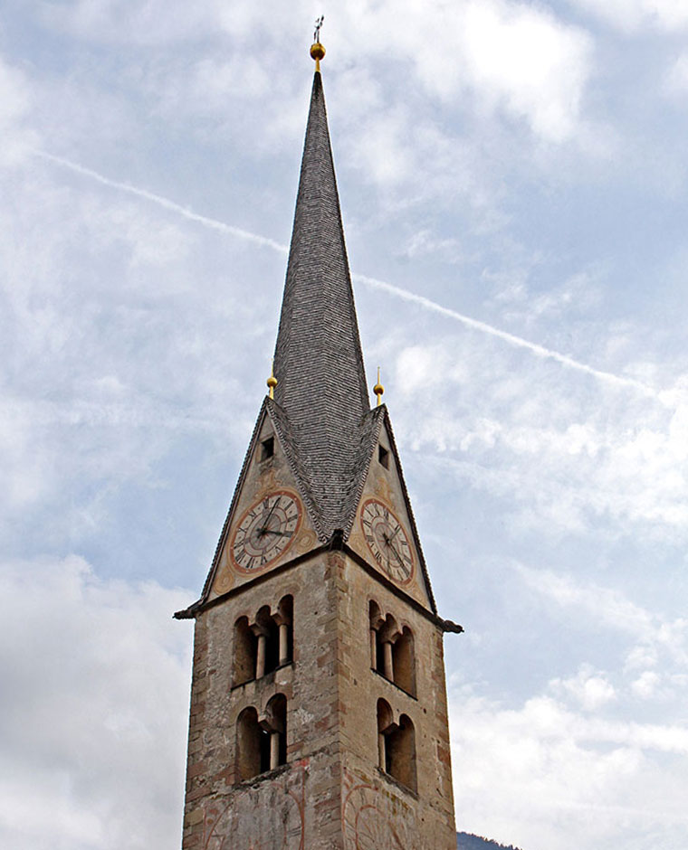 il campanile gotico della chiesa parrocchiale di San Nicolò a Egna (Bolzano)
