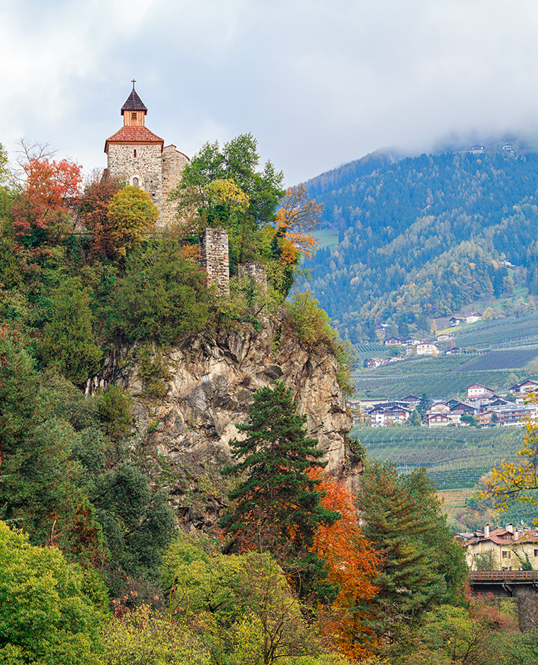 La città di Merano in autunno. Vista delle rovine del castello medievale di Zenoburgo.
