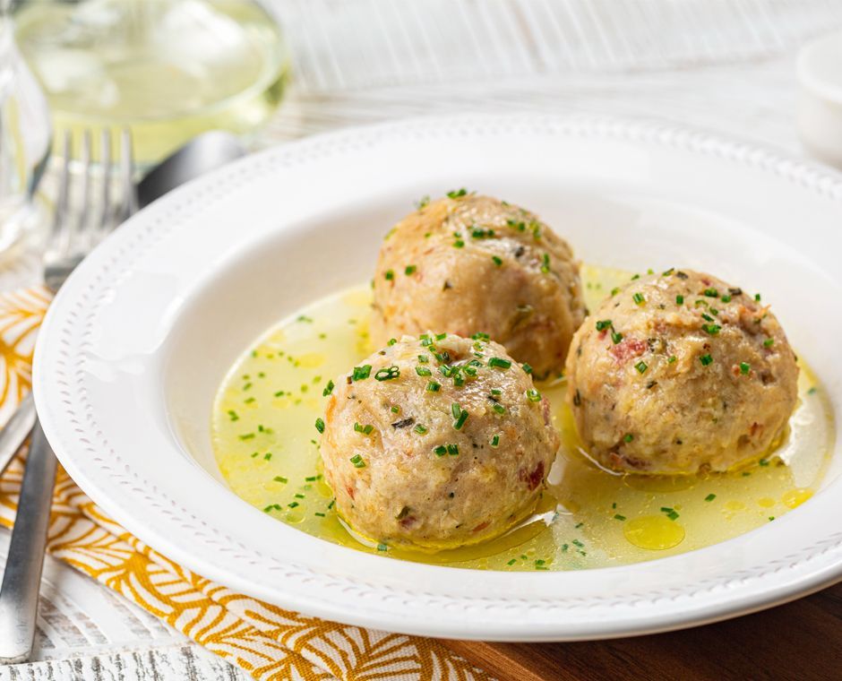 Un piatto di zuppa di canederli allo speck