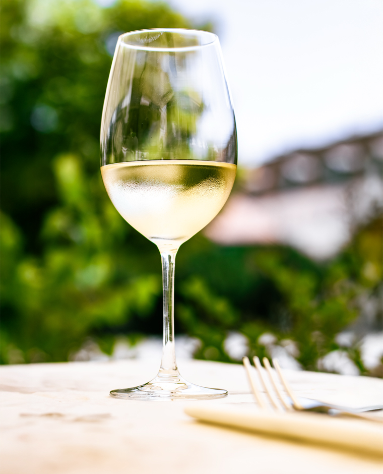 Un bicchiere di vino bianco fermo