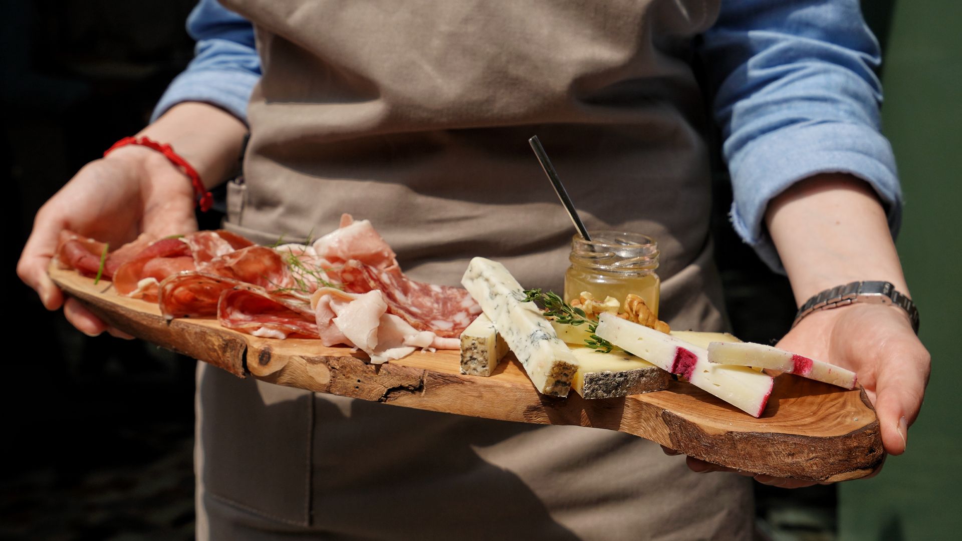 Un tipico spuntino con pancetta, formaggio e salsiccia