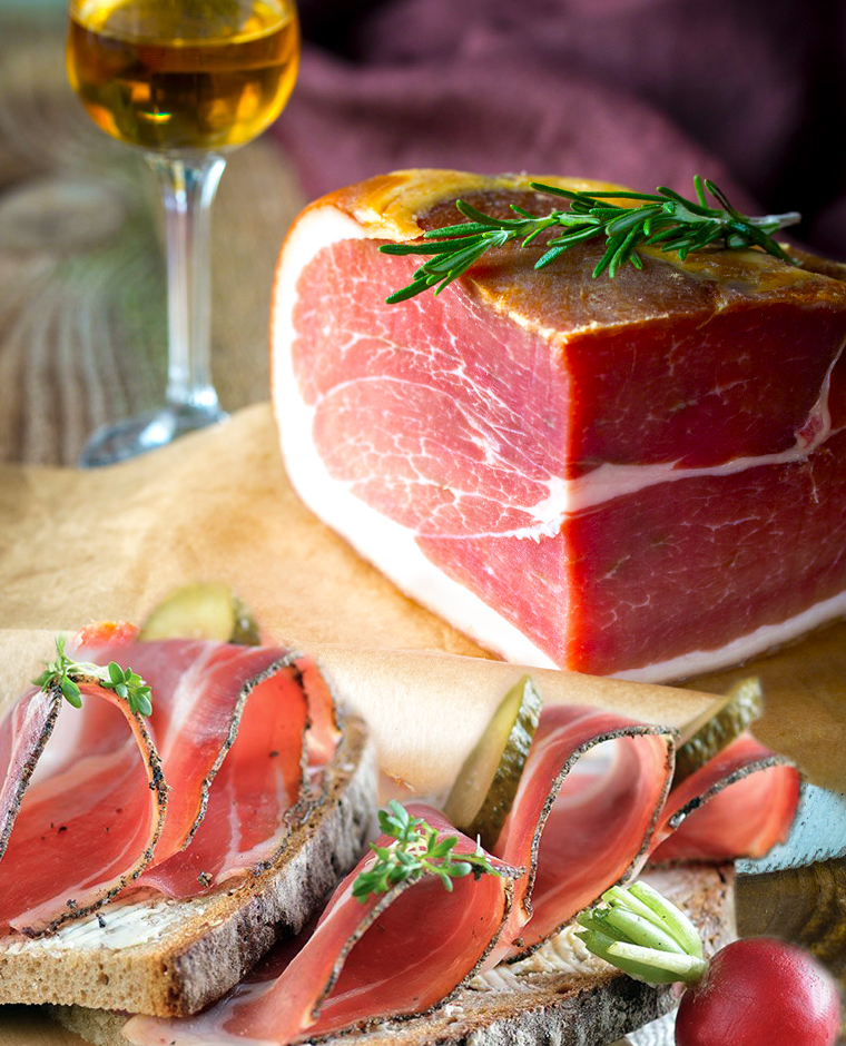 Un grosso pezzo di speck sul tavolo