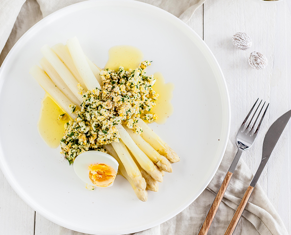 Un piatto di asparagi con salsa bolzanina