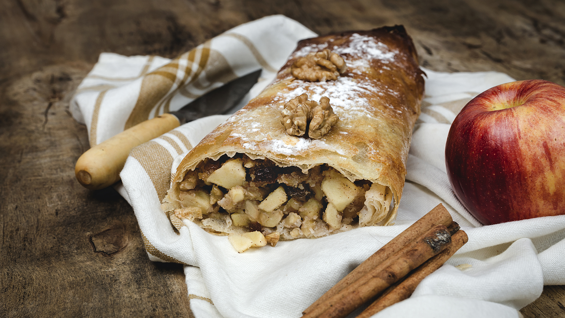 Strudel di mele fatto in casa con noci, uvetta e cannella.