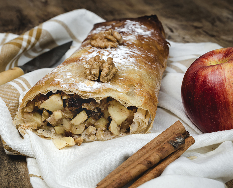 Strudel di mele fatto in casa con noci, uvetta e cannella