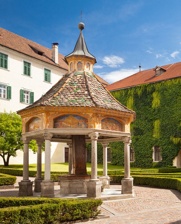 L'antico pozzo delle meraviglie dell'Abbazia di Novacella, altoatesino, Bressanone, Italia.