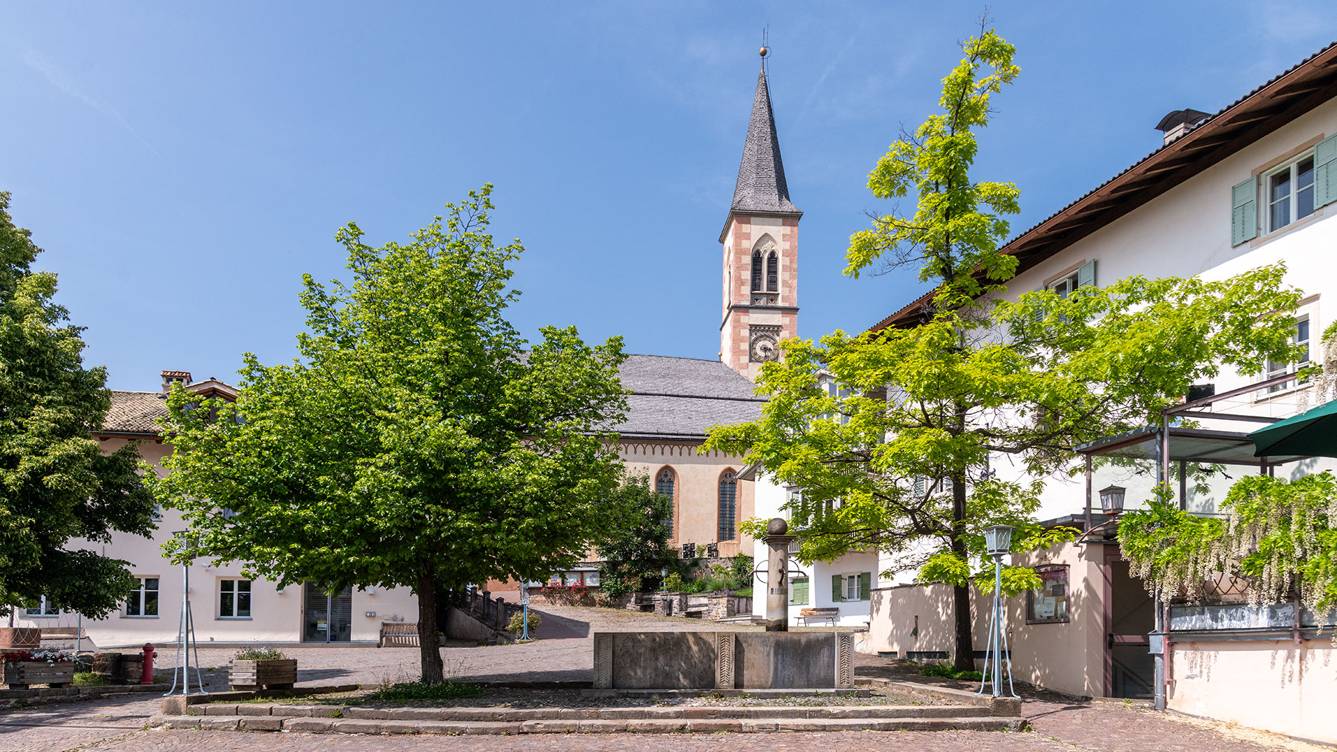 La piazza al centro del paese di Aldino