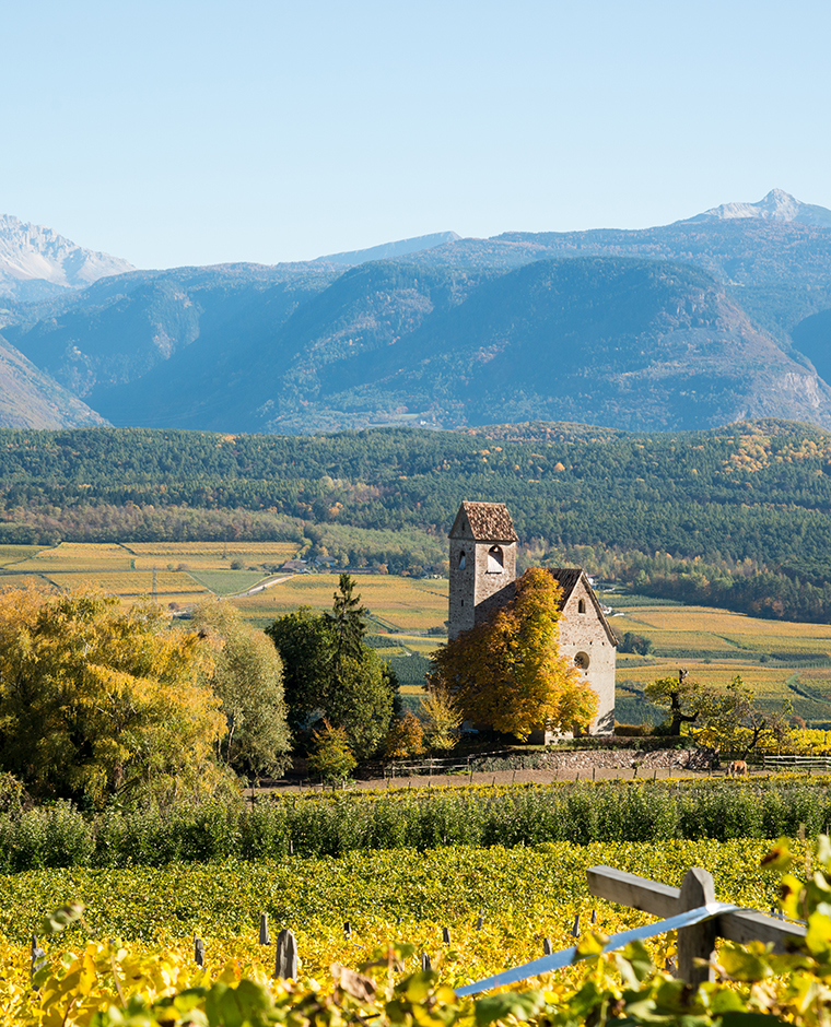Chiesetta tra i vigneti in Alto Adige d’autunno