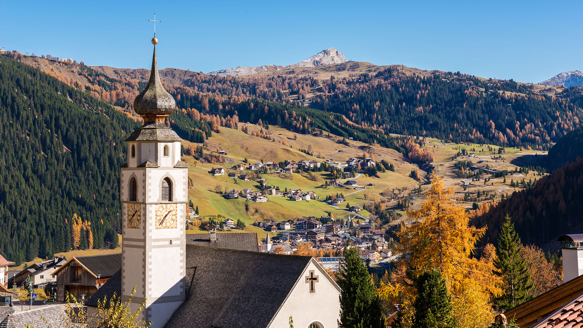 colfosco vista sulla chiesa e paesaggio