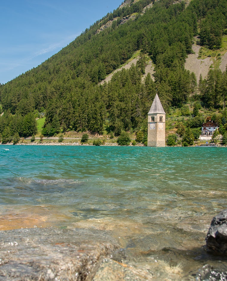 resia campanile affiora dal lago