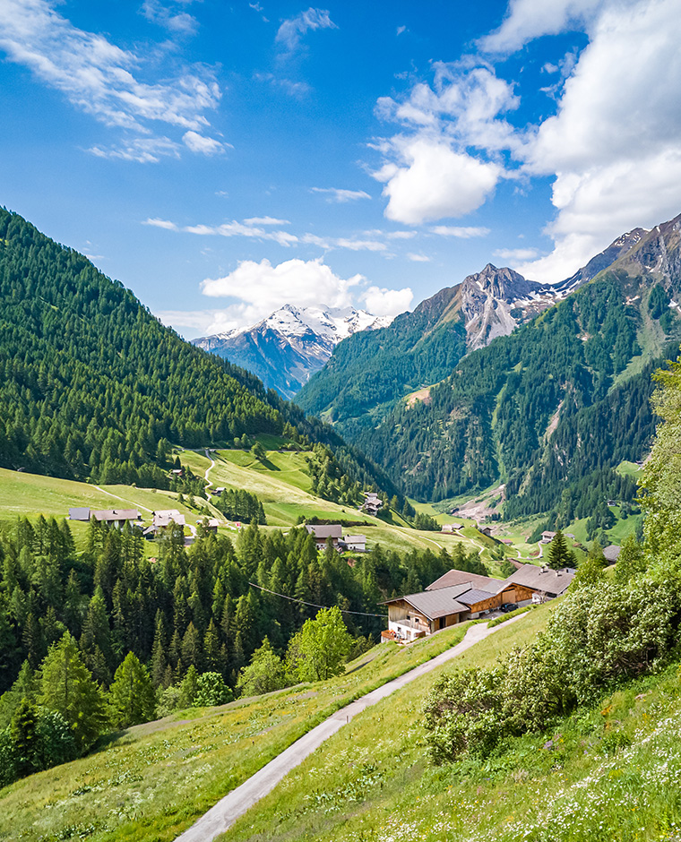 Vista panoramica sulla Val Passiria sopra Moso, vicino a Rabenstein, Alto Adige, Italia.