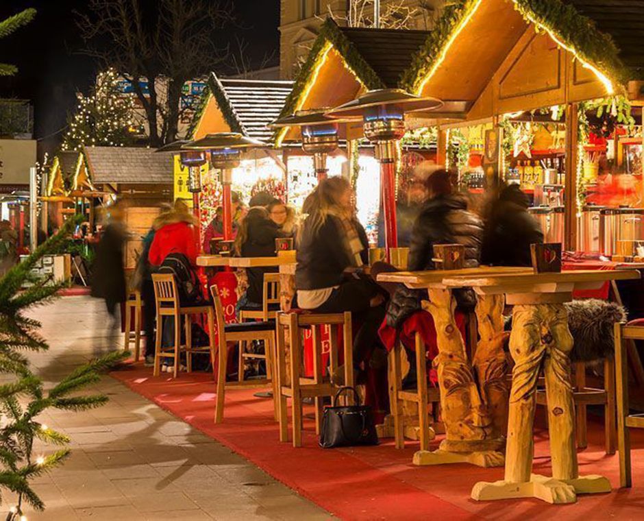 Mercatino di Natale a Brunico vicino a Plan de Corones – casette in legno, luci e paesaggio innevato