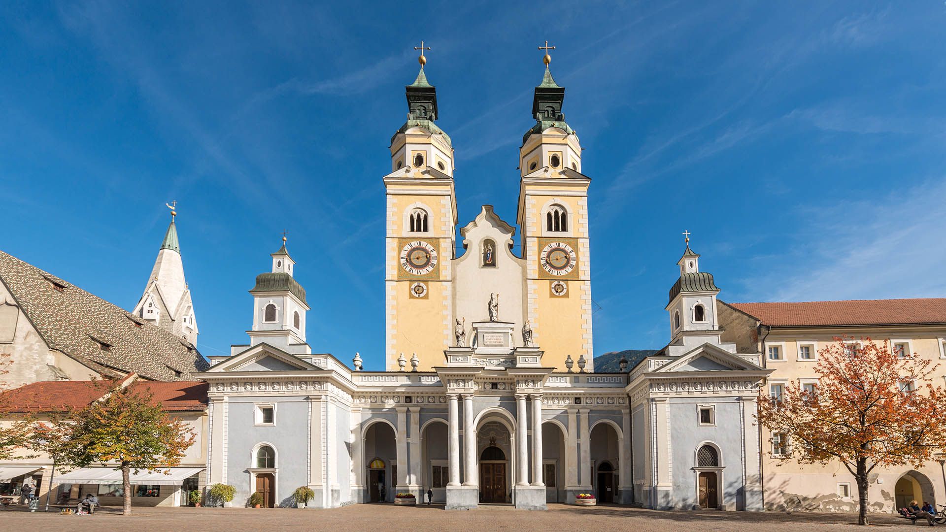 Cattedrale di Bressanone con torri gemelle e facciata barocca, vista dalla piazza