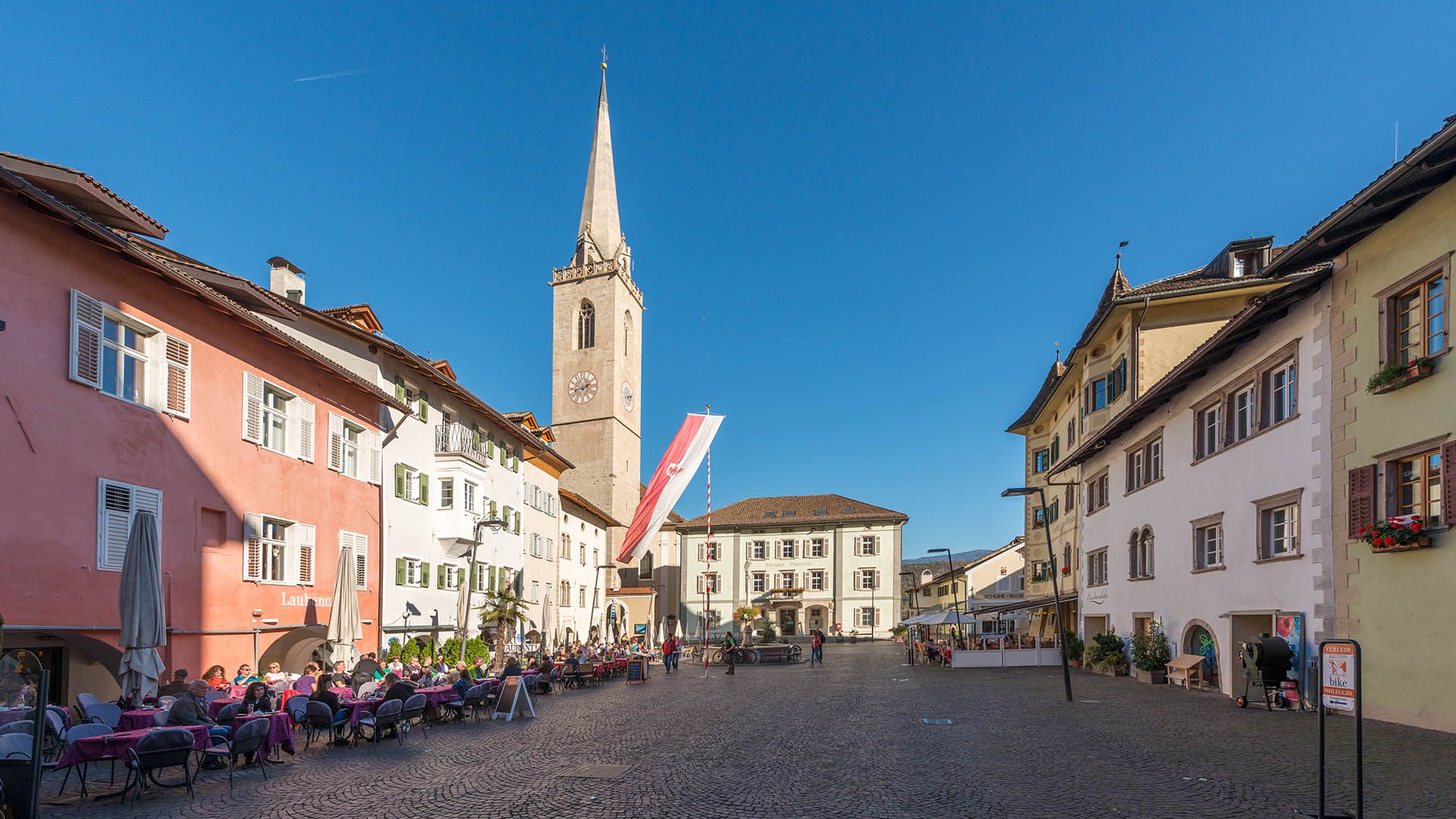 Piazza centrale di Caldaro con torre campanaria