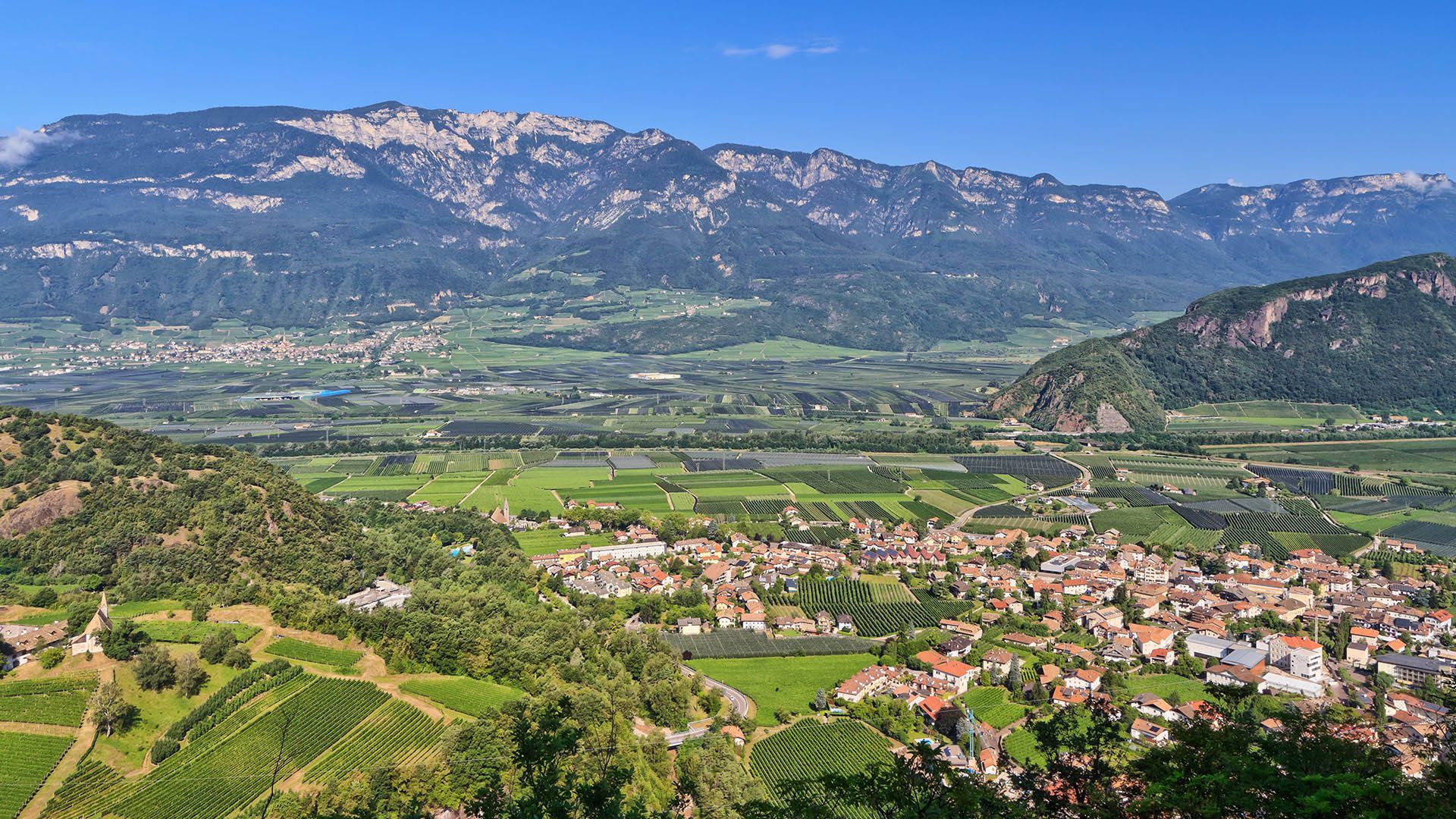 Vista panoramica sul paese Ora