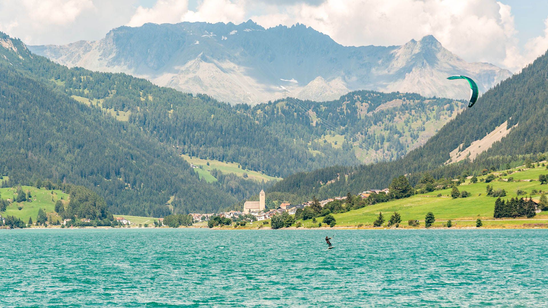 Il paese di Resia sul lago di Resia